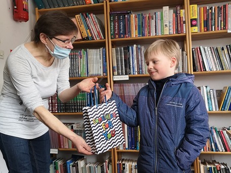 MBP w Darłowie. Pani Kasia wręcza upominek