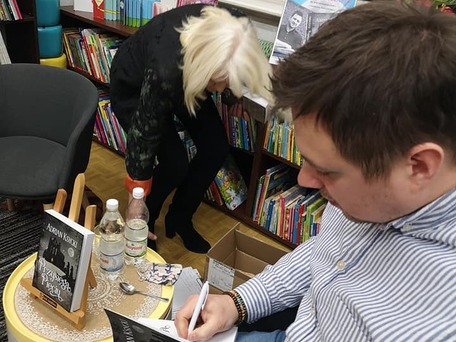 Piotr Chabiera. Adrian Ksycki w bibliotece